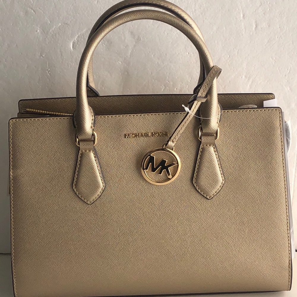 Michael Kors Sheila Medium Center Zip Satchel
Crossbody Bag pale gold
NWT